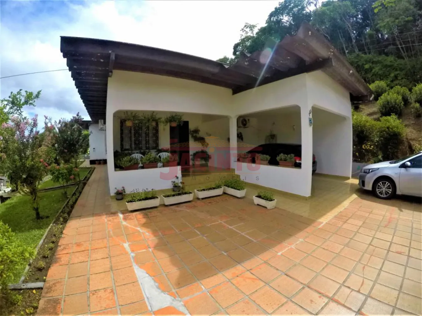 Belíssima propriedade com 1.933 m. A casa contém peças amplas, garagem e área de festas.
Localizada em uma ótima região, próximo ao Centro, local alto livre de enchente em meio a natureza. O terreno conta com 2 frentes. - foto 1