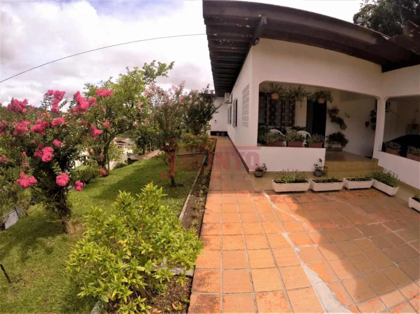 Belíssima propriedade com 1.933 m. A casa contém peças amplas, garagem e área de festas.
Localizada em uma ótima região, próximo ao Centro, local alto livre de enchente em meio a natureza. O terreno conta com 2 frentes. — foto 2