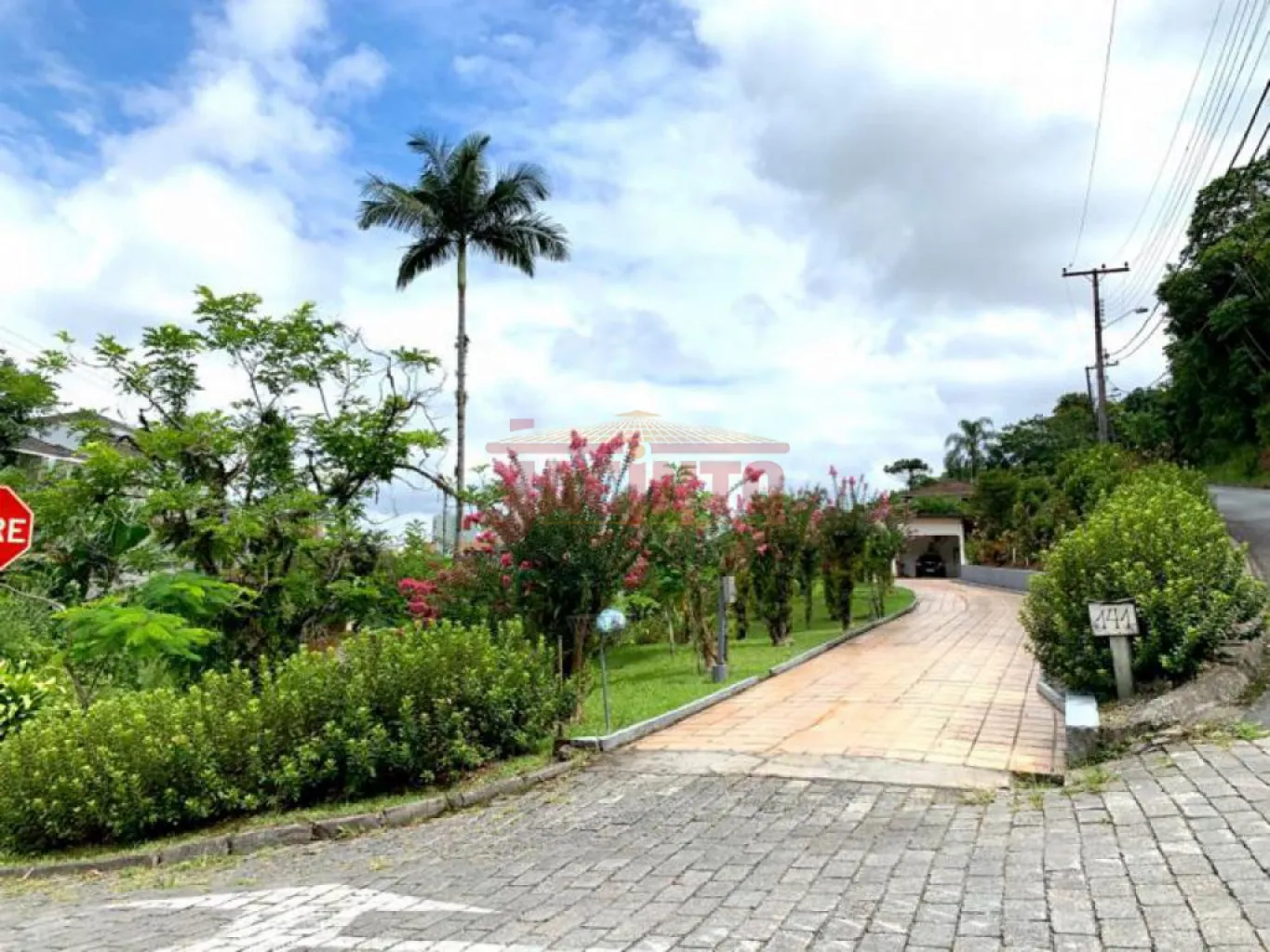 Belíssima propriedade com 1.933 m. A casa contém peças amplas, garagem e área de festas.
Localizada em uma ótima região, próximo ao Centro, local alto livre de enchente em meio a natureza. O terreno conta com 2 frentes. — foto 4