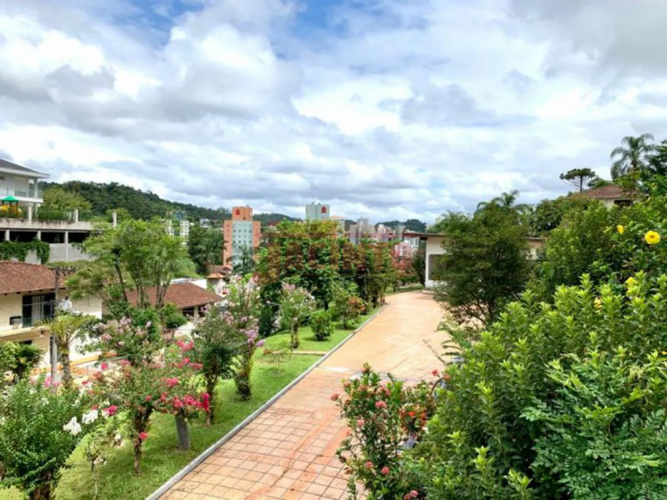 Belíssima propriedade com 1.933 m. A casa contém peças amplas, garagem e área de festas.
Localizada em uma ótima região, próximo ao Centro, local alto livre de enchente em meio a natureza. O terreno conta com 2 frentes. — foto 5