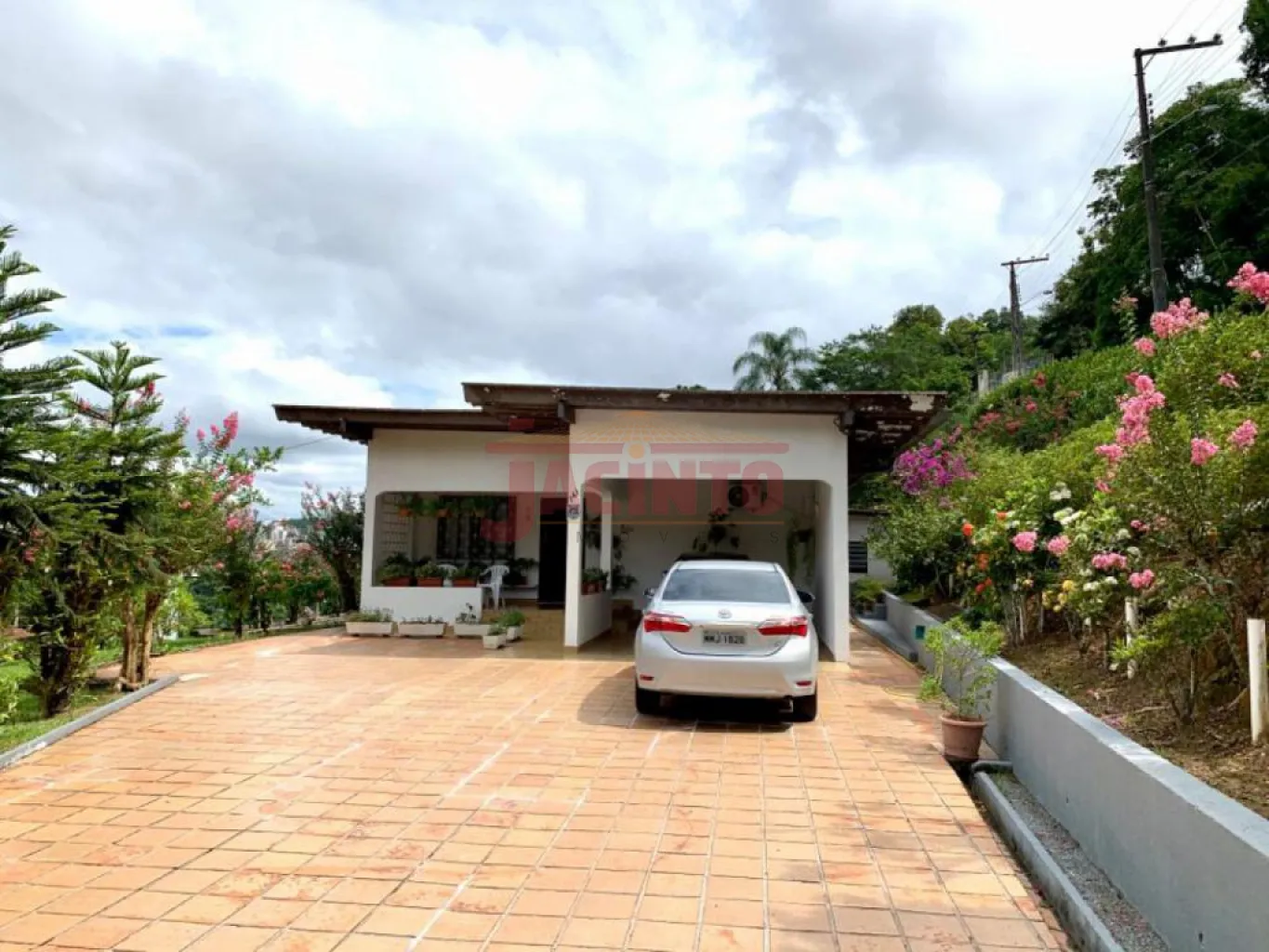 Belíssima propriedade com 1.933 m. A casa contém peças amplas, garagem e área de festas.
Localizada em uma ótima região, próximo ao Centro, local alto livre de enchente em meio a natureza. O terreno conta com 2 frentes. — foto 6
