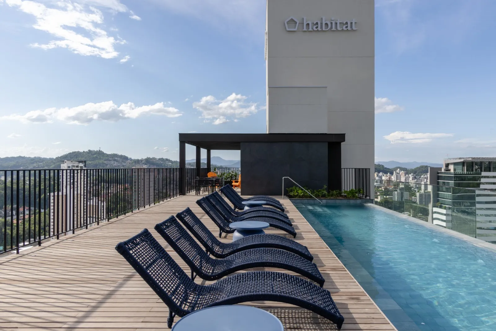 Loft próximo a Vila Germânica com sacada, mobiliado, equipado e com vaga. - foto 1