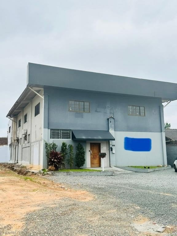 Galpão à venda, 495m² na região do bairro Saguaçú, próximo à Rua Assis Brasil, Joinville