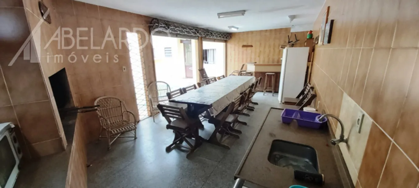 ABELARDO IMÓVEIS - Sala de estar,sala de TV, sala de jantar, 1 suíte com hidromassagem mais 2 dormitórios, banheiro social, cozinha, garagem para 3 carros, ampla lavação,depósito, área de festas com piscina, tranquilidade por ser rua sem saída — foto 2