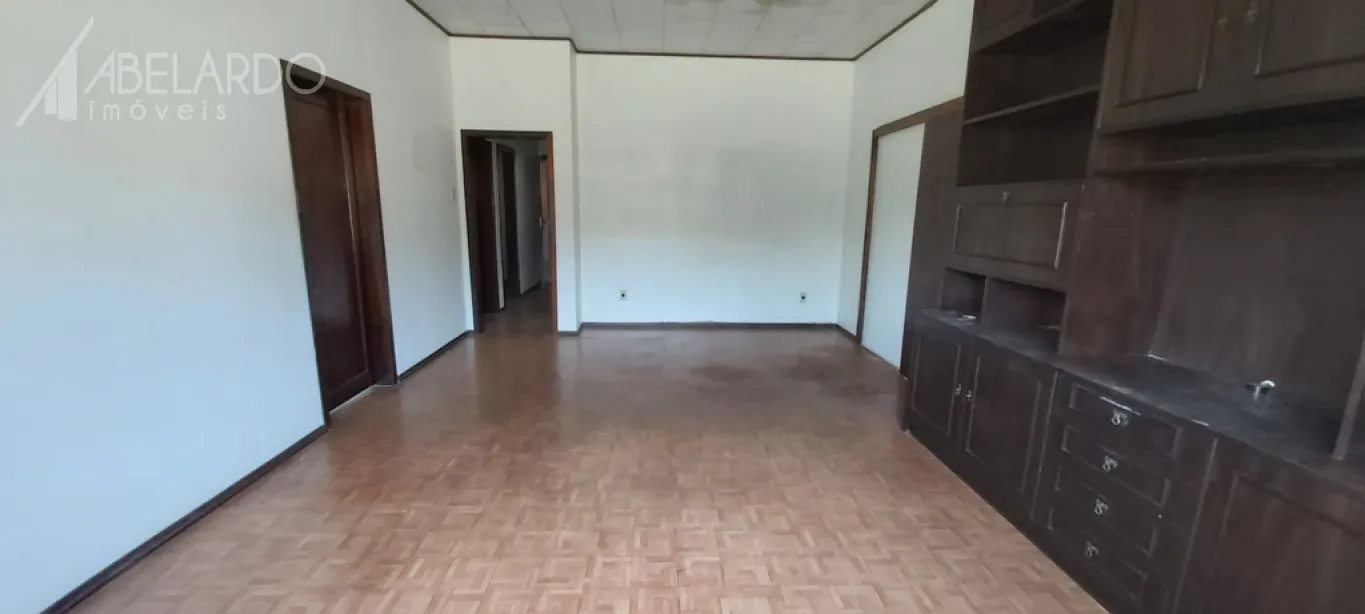 ABELARDO IMÓVEIS - Sala de estar,sala de TV, sala de jantar, 1 suíte com hidromassagem mais 2 dormitórios, banheiro social, cozinha, garagem para 3 carros, ampla lavação,depósito, área de festas com piscina, tranquilidade por ser rua sem saída — foto 5