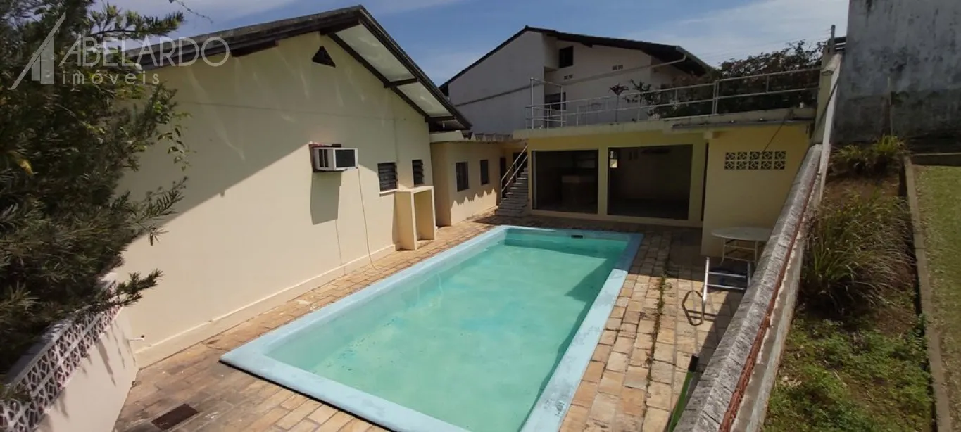 ABELARDO IMÓVEIS - Sala de estar,sala de TV, sala de jantar, 1 suíte com hidromassagem mais 2 dormitórios, banheiro social, cozinha, garagem para 3 carros, ampla lavação,depósito, área de festas com piscina, tranquilidade por ser rua sem saída — foto 6