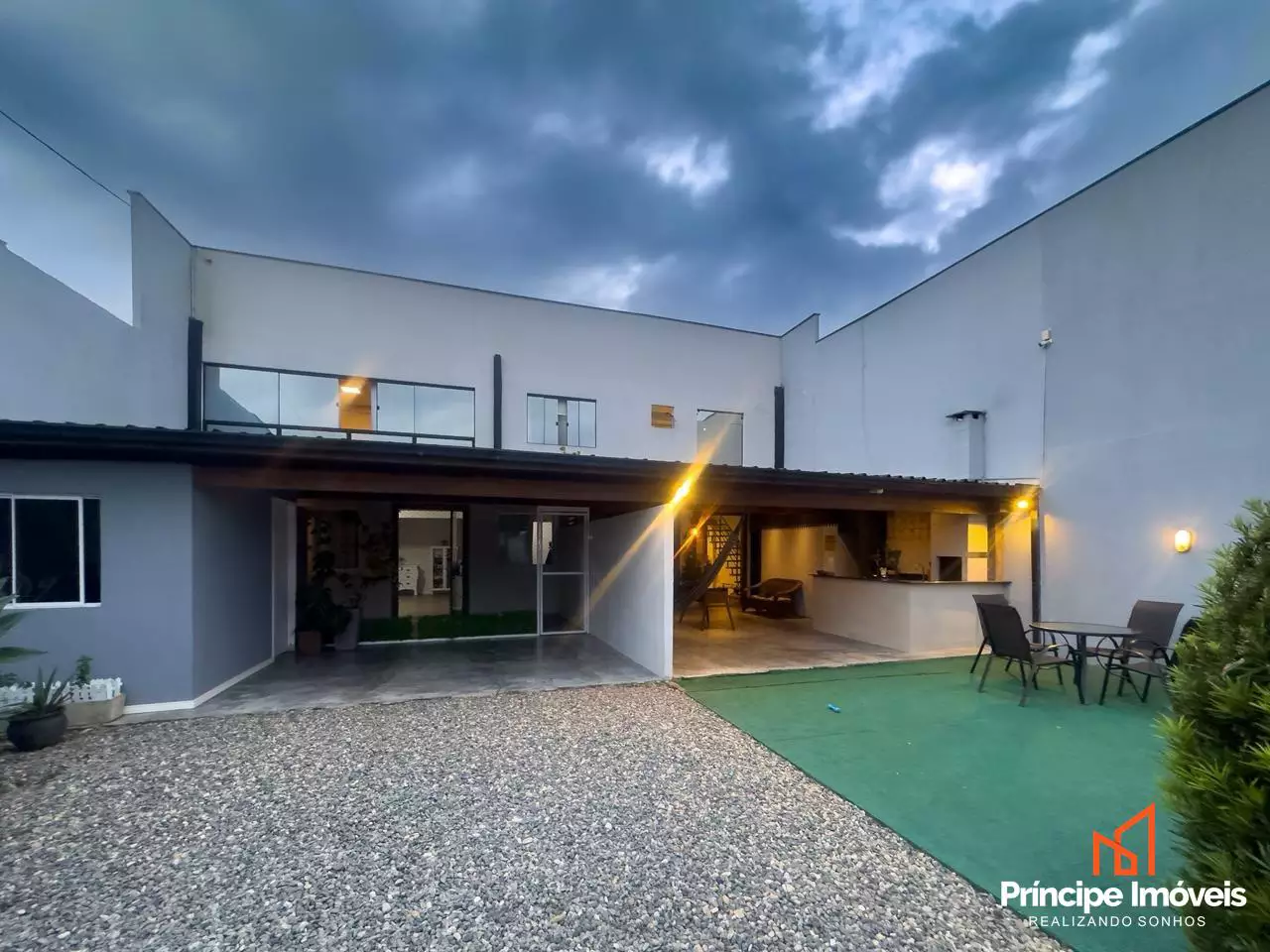 Casa à venda com 4 quartos e 2 suítes, 4 vagas, 233m² no Boa Vista, Joinville - foto 1