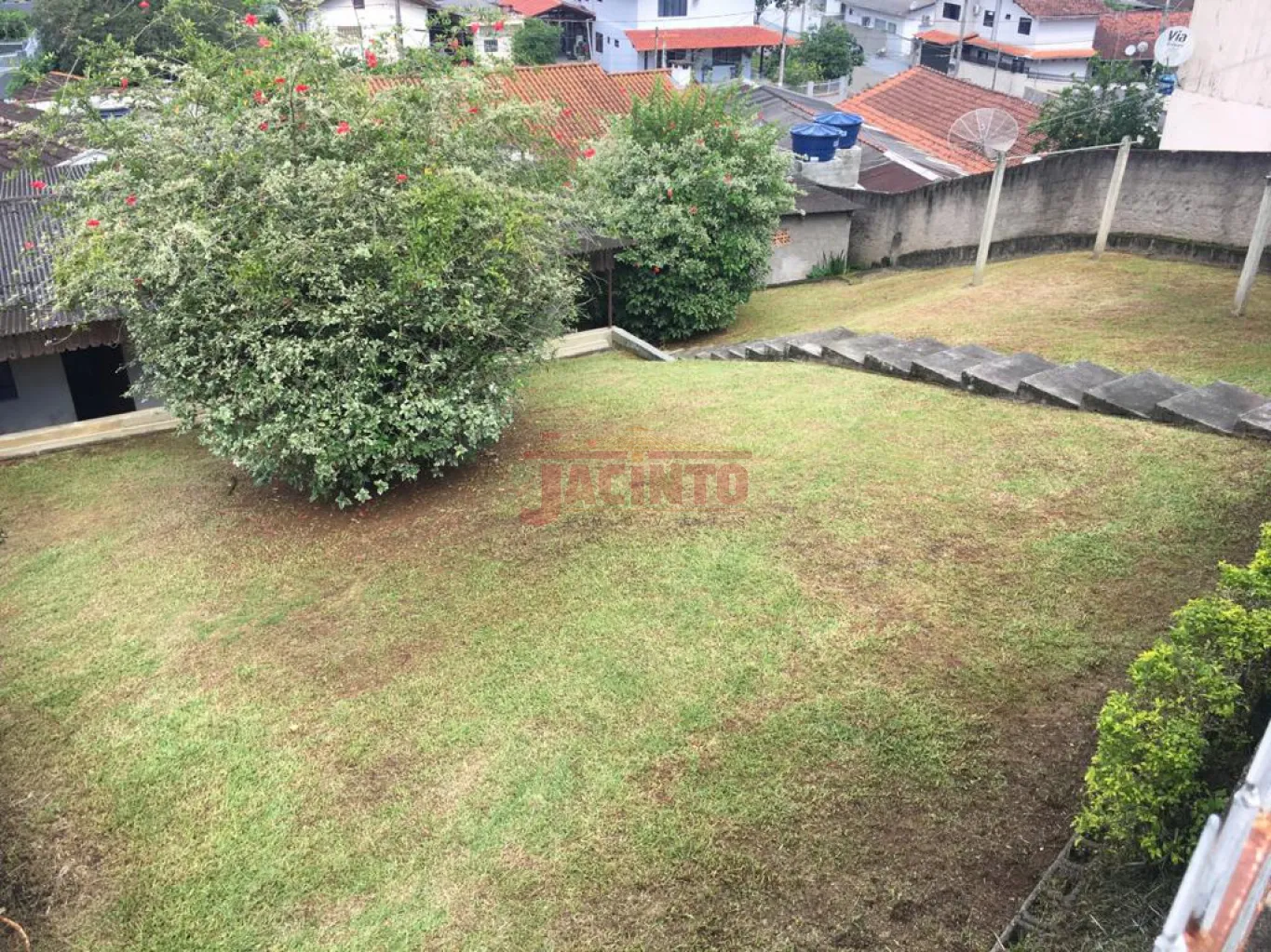 Permuta por sobrado ótimo terreno com leve declive, sendo 15 metros de frente totalizando 504 metros, em rua calçada livre de enchente e desastres naturais. — foto 2