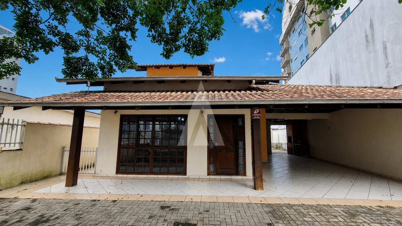 Outros Imóveis para alugar com 4 quartos e 1 suíte, 218m² no América, Joinville - foto 1
