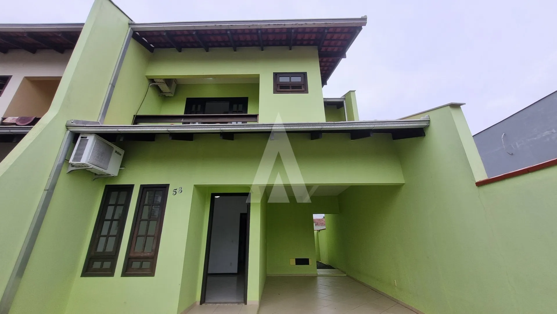 Casa para alugar com 2 quartos e 1 suíte, 2 vagas, 82m² no Floresta, Joinville - foto 1