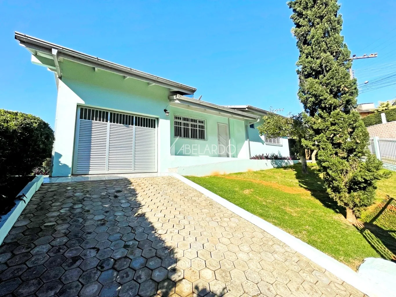 Casa para alugar com 2 quartos e 1 suíte, 2 vagas, 175m² no Badenfurt, Blumenau - foto 1