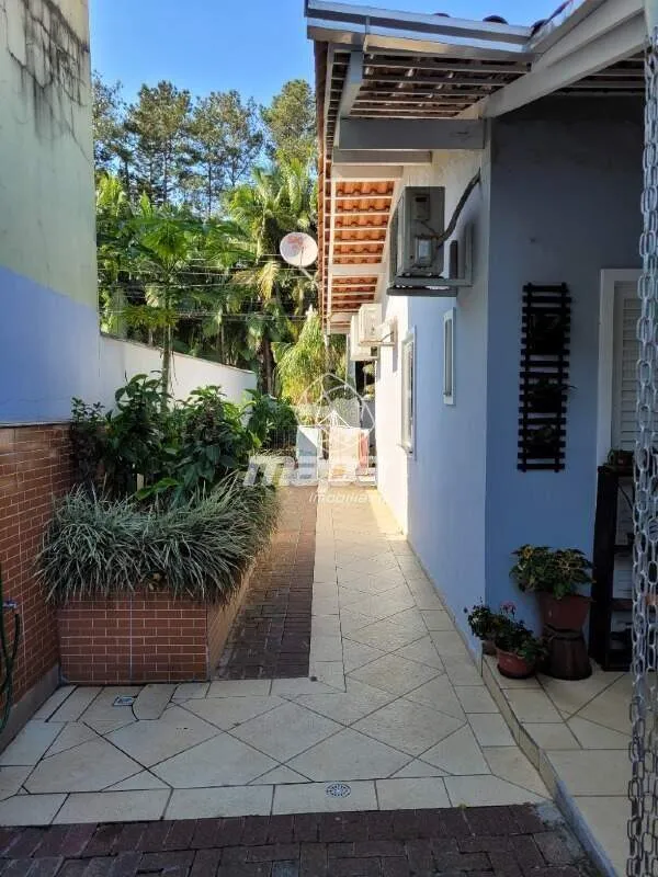 CASA COM ÓTIMO ACABAMENTO COM PISCINA COBERTA — foto 3