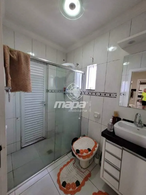 CASA COM ÓTIMO ACABAMENTO COM PISCINA COBERTA — foto 7