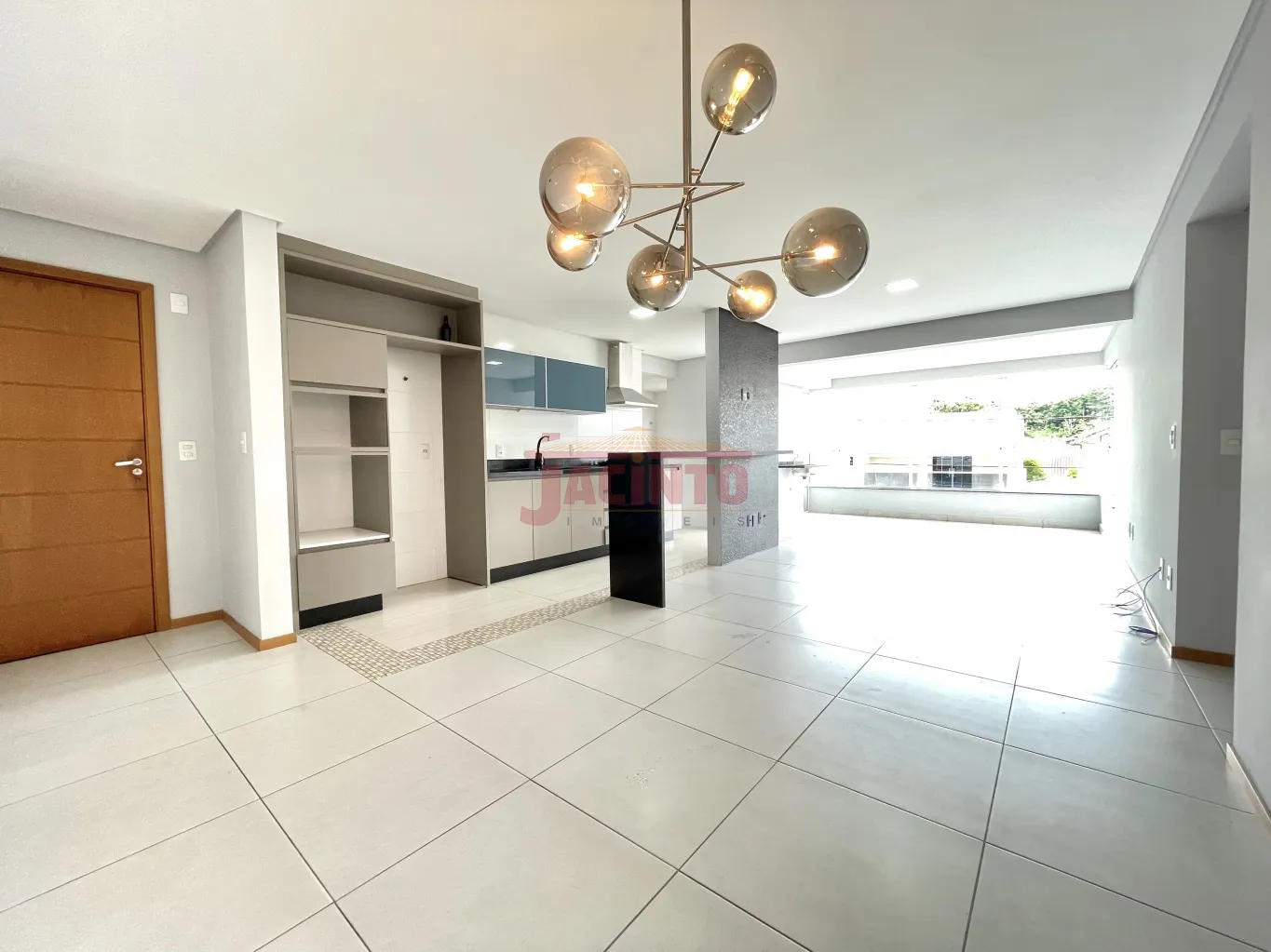 Belíssimo apartamento na Itoupava Norte. Com 2 suítes (sendo 1 com closet com móveis sob medida), lavabo, ampla sacada com churrasqueira integrada à sala e cozinha com móveis sob medida, 2 vagas de garagem individuais. - foto 1