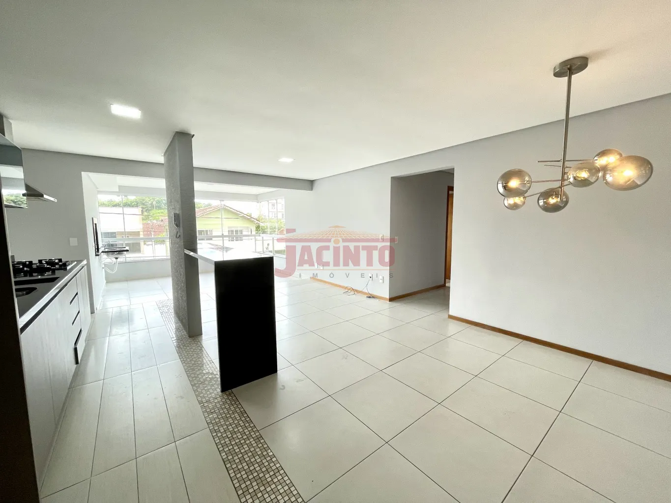 Belíssimo apartamento na Itoupava Norte. Com 2 suítes (sendo 1 com closet com móveis sob medida), lavabo, ampla sacada com churrasqueira integrada à sala e cozinha com móveis sob medida, 2 vagas de garagem individuais. — foto 2