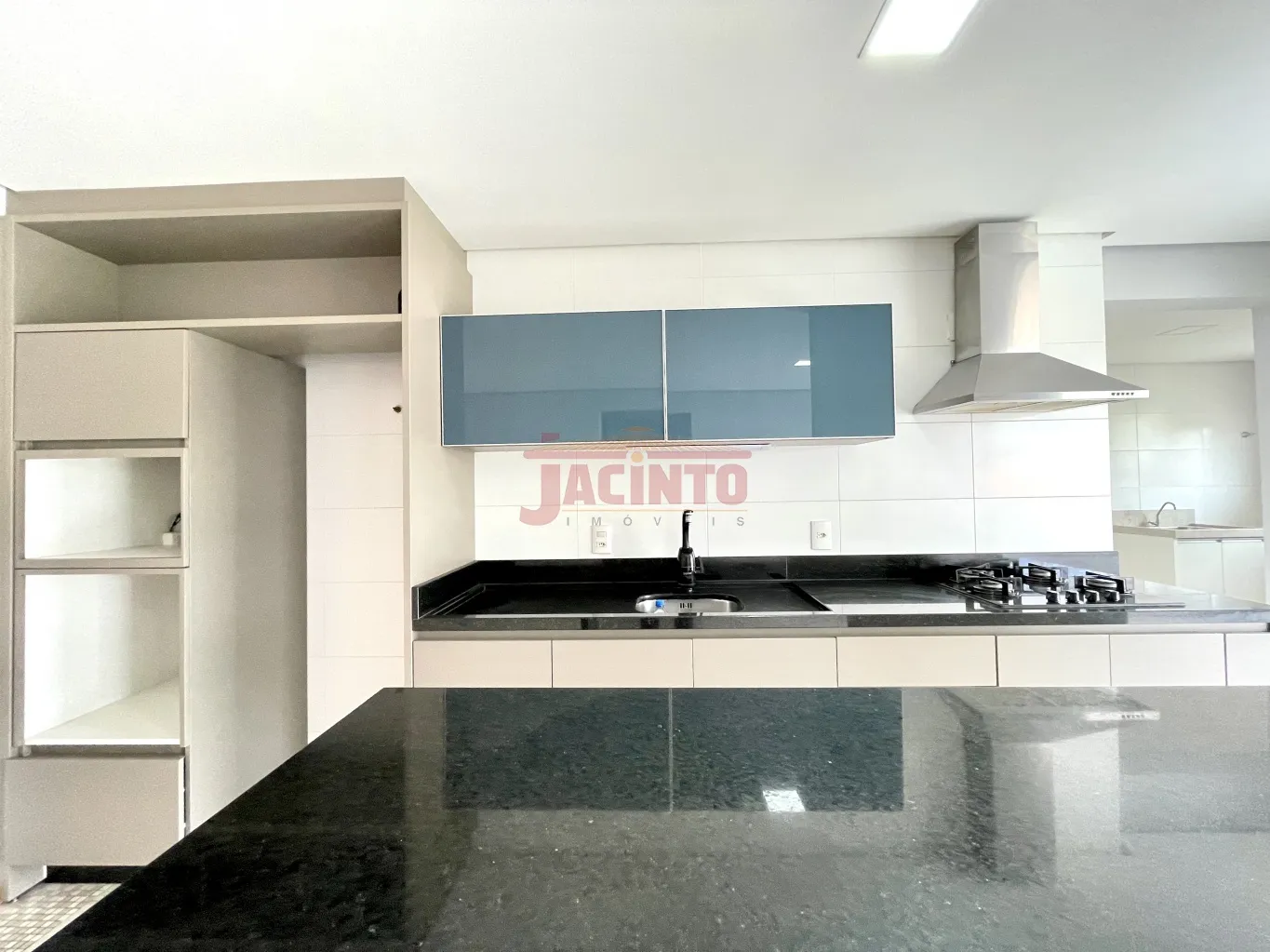 Belíssimo apartamento na Itoupava Norte. Com 2 suítes (sendo 1 com closet com móveis sob medida), lavabo, ampla sacada com churrasqueira integrada à sala e cozinha com móveis sob medida, 2 vagas de garagem individuais. — foto 3