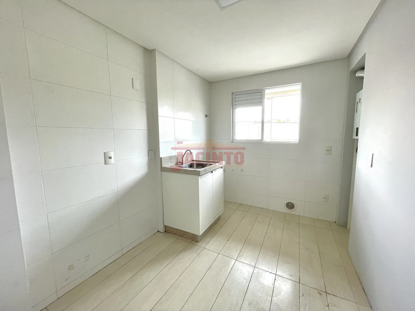 Belíssimo apartamento na Itoupava Norte. Com 2 suítes (sendo 1 com closet com móveis sob medida), lavabo, ampla sacada com churrasqueira integrada à sala e cozinha com móveis sob medida, 2 vagas de garagem individuais. — foto 4