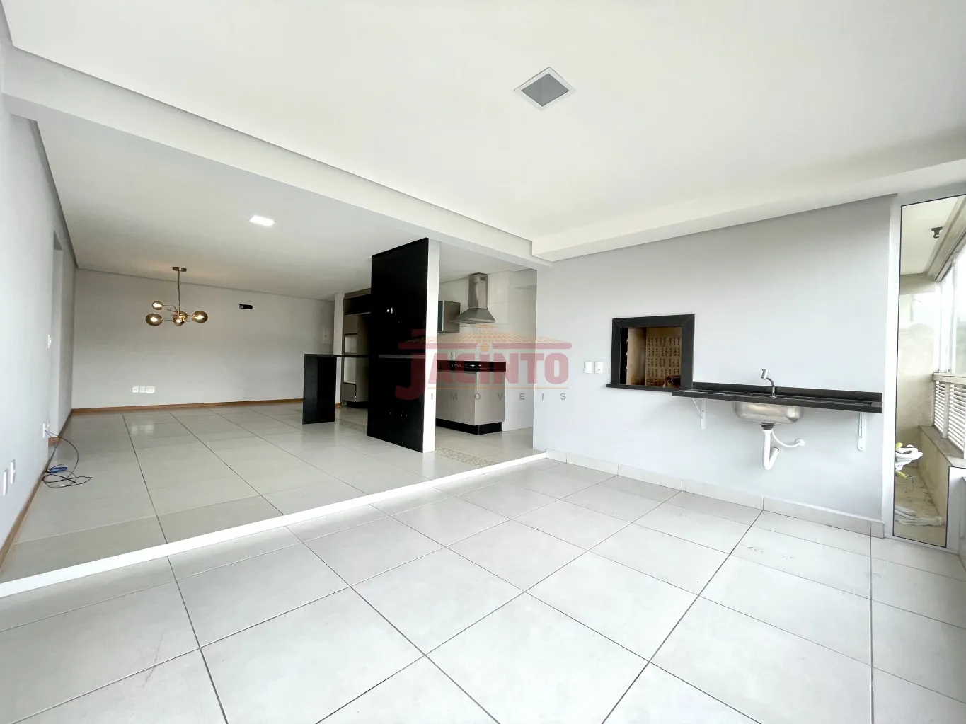 Belíssimo apartamento na Itoupava Norte. Com 2 suítes (sendo 1 com closet com móveis sob medida), lavabo, ampla sacada com churrasqueira integrada à sala e cozinha com móveis sob medida, 2 vagas de garagem individuais. — foto 6