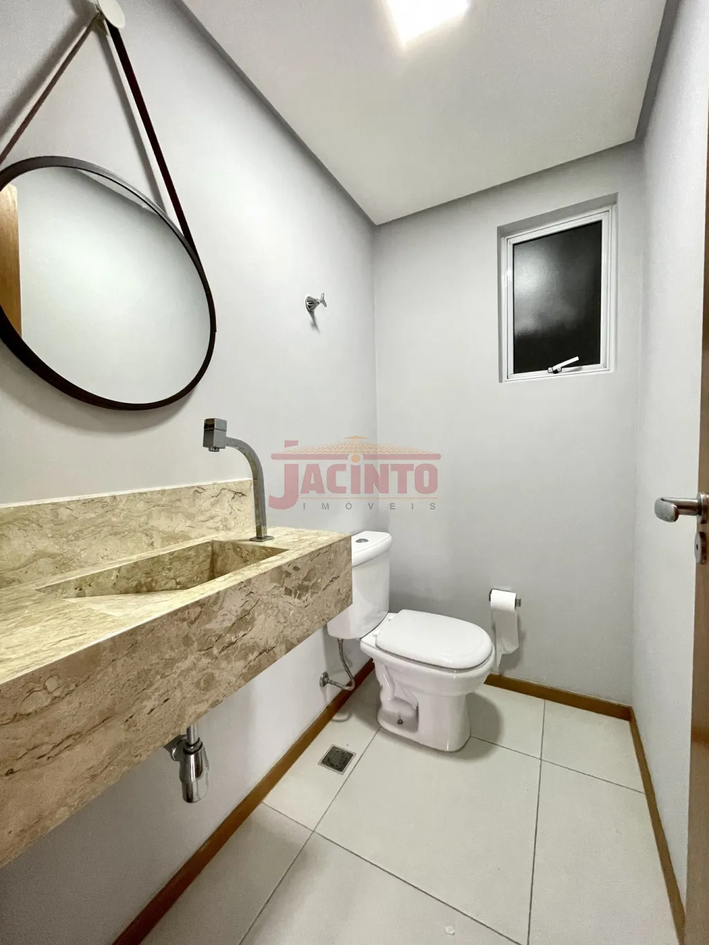 Belíssimo apartamento na Itoupava Norte. Com 2 suítes (sendo 1 com closet com móveis sob medida), lavabo, ampla sacada com churrasqueira integrada à sala e cozinha com móveis sob medida, 2 vagas de garagem individuais. — foto 7