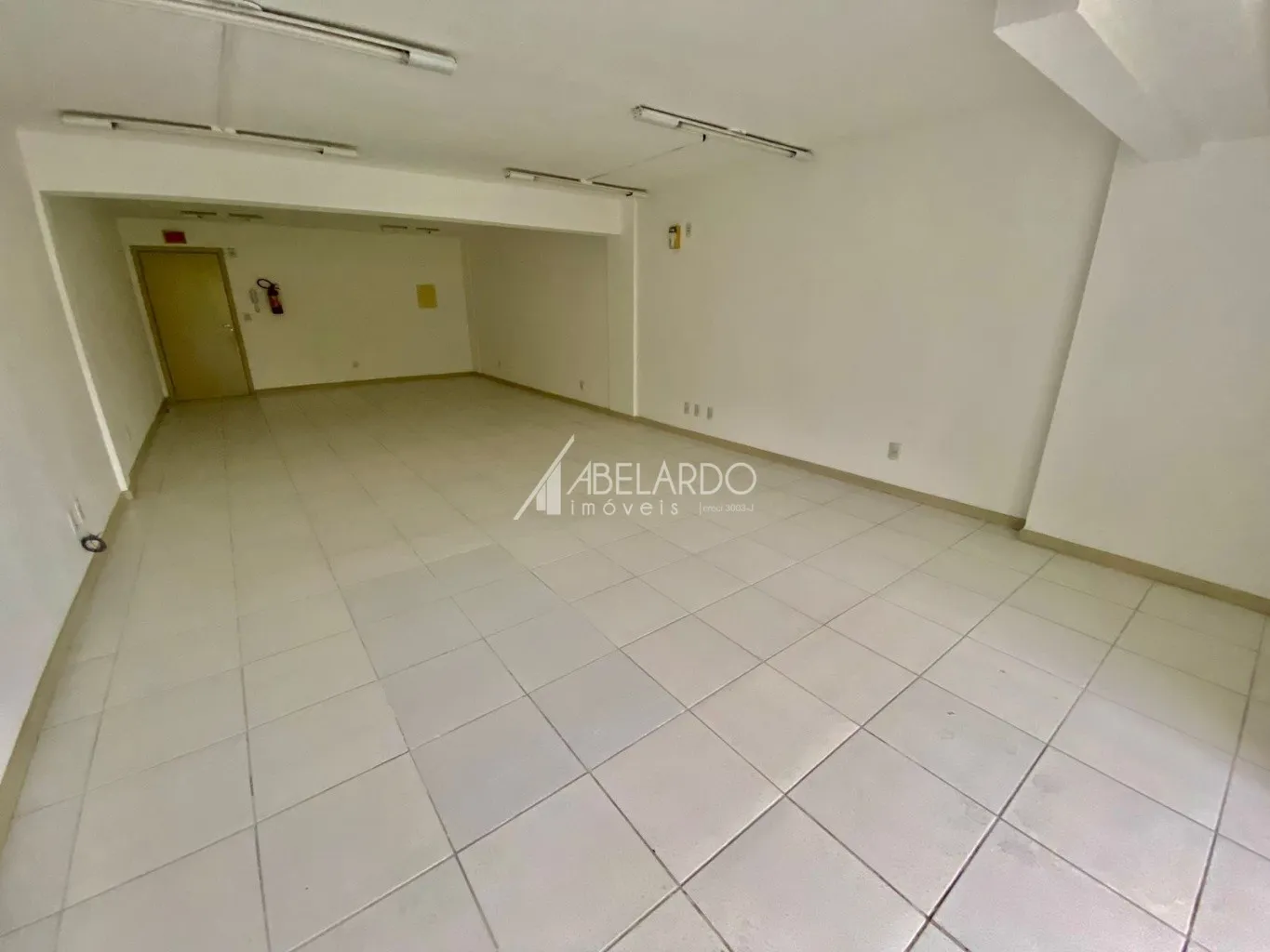 Sala comercial no bairro Ponta Aguda.

Com 77,36 m de área privativa, subdividida em 04 salas pequenas, 01 recepção, 01 copa e 01 banheiro.

Oferece 01 vaga de garagem no interior do prédio e vaga de estacionamento rotativo. — foto 2