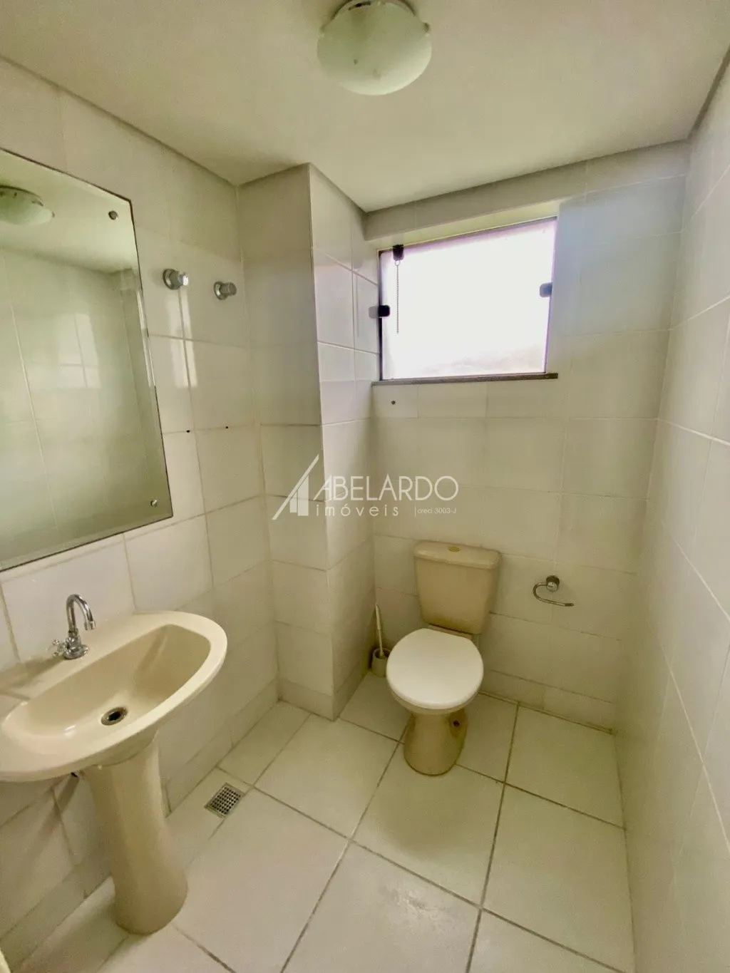 Sala comercial no bairro Ponta Aguda.

Com 77,36 m de área privativa, subdividida em 04 salas pequenas, 01 recepção, 01 copa e 01 banheiro.

Oferece 01 vaga de garagem no interior do prédio e vaga de estacionamento rotativo. — foto 3