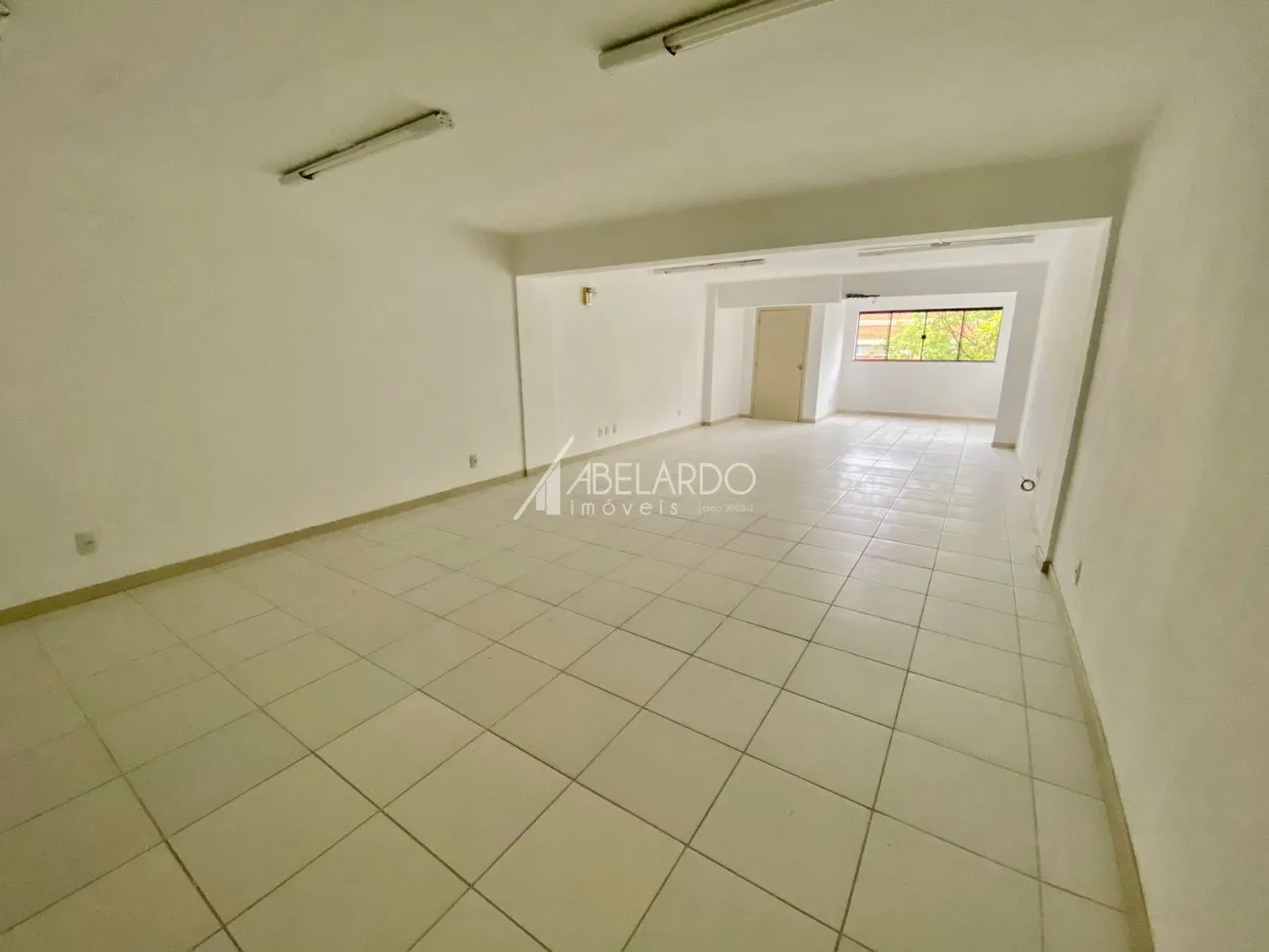 Sala comercial no bairro Ponta Aguda.

Com 77,36 m de área privativa, subdividida em 04 salas pequenas, 01 recepção, 01 copa e 01 banheiro.

Oferece 01 vaga de garagem no interior do prédio e vaga de estacionamento rotativo. — foto 4