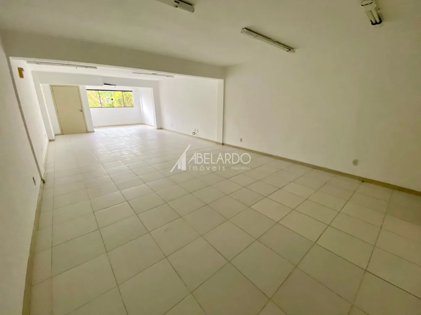 Sala comercial no bairro Ponta Aguda.

Com 77,36 m de área privativa, subdividida em 04 salas pequenas, 01 recepção, 01 copa e 01 banheiro.

Oferece 01 vaga de garagem no interior do prédio e vaga de estacionamento rotativo. — foto 5