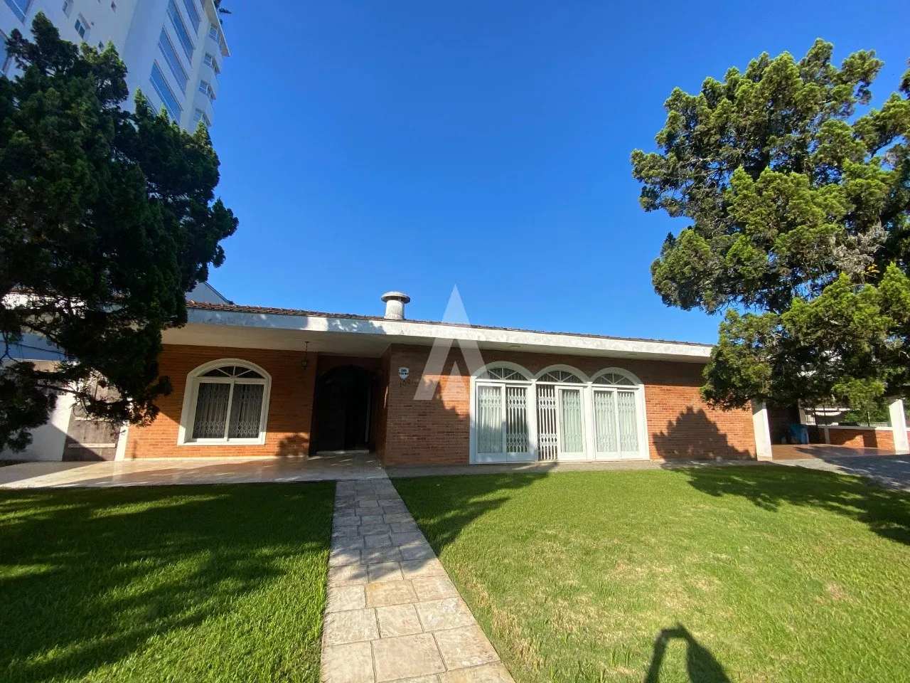 Casa à venda com 3 quartos, 7 vagas, 565m² no Anita Garibaldi, Joinville - foto 1