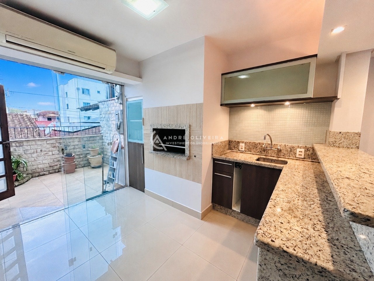 Casa à venda com 4 quartos e 1 suíte, 2 vagas, 148m² na região do bairro Água Verde, próximo à Rua Frei Estanislau Schaette, Blumenau