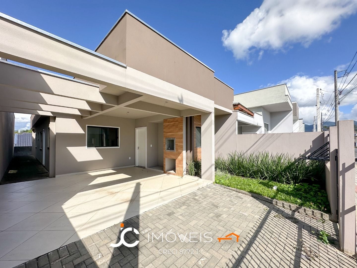 Casa à venda com 3 quartos e 1 suíte, 2 vagas, 180m² na região do bairro Benedito, próximo à Rodovia Augusto Hasse, Indaial
