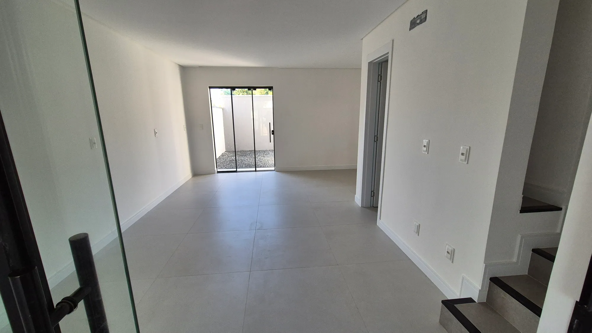SOBRADO RECÉM ENTREGUE COM 3 DORMITÓRIOS (1 SUÍTE) E 2 VAGAS DE GARAGEM LADO A LADO