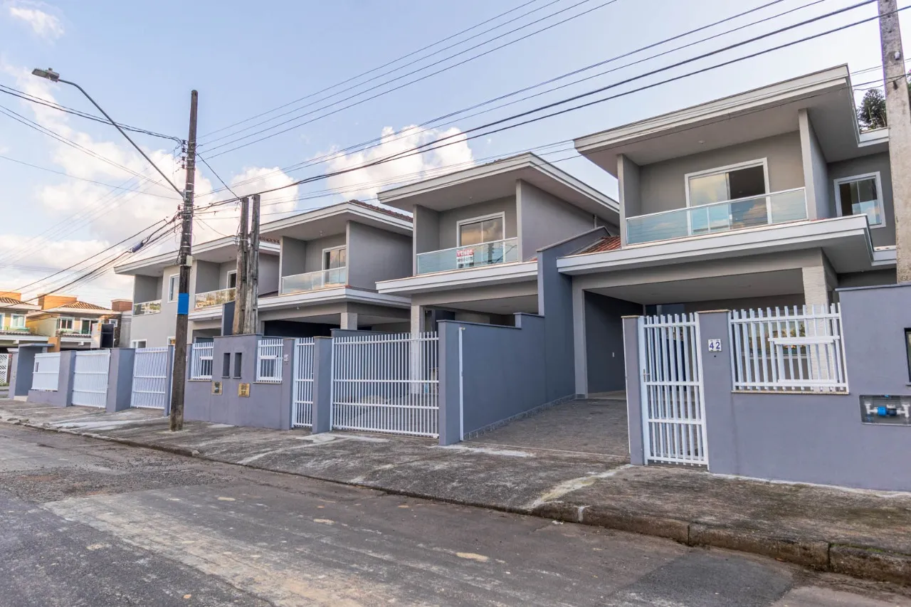 Sobrado Geminado com 1 suíte(s) mais 2 quarto(s) à venda no bairro Glória em Joinville, por R$ 1.170.000.00. - foto 1