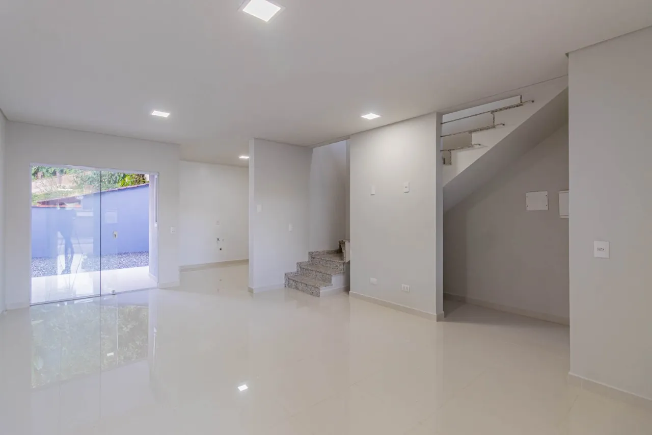 Sobrado Geminado com 1 suíte(s) mais 2 quarto(s) à venda no bairro Glória em Joinville, por R$ 1.170.000.00. — foto 2