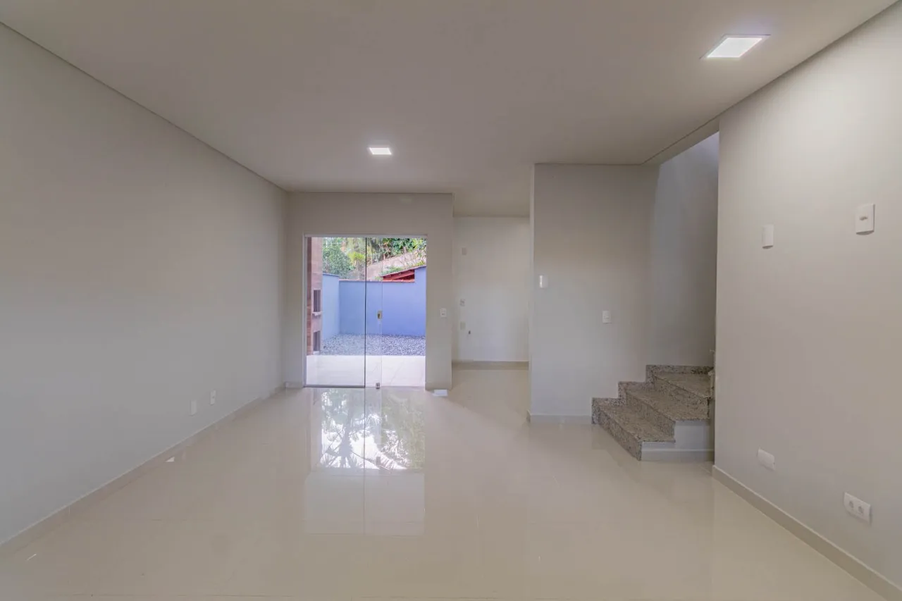 Sobrado Geminado com 1 suíte(s) mais 2 quarto(s) à venda no bairro Glória em Joinville, por R$ 1.170.000.00. — foto 3