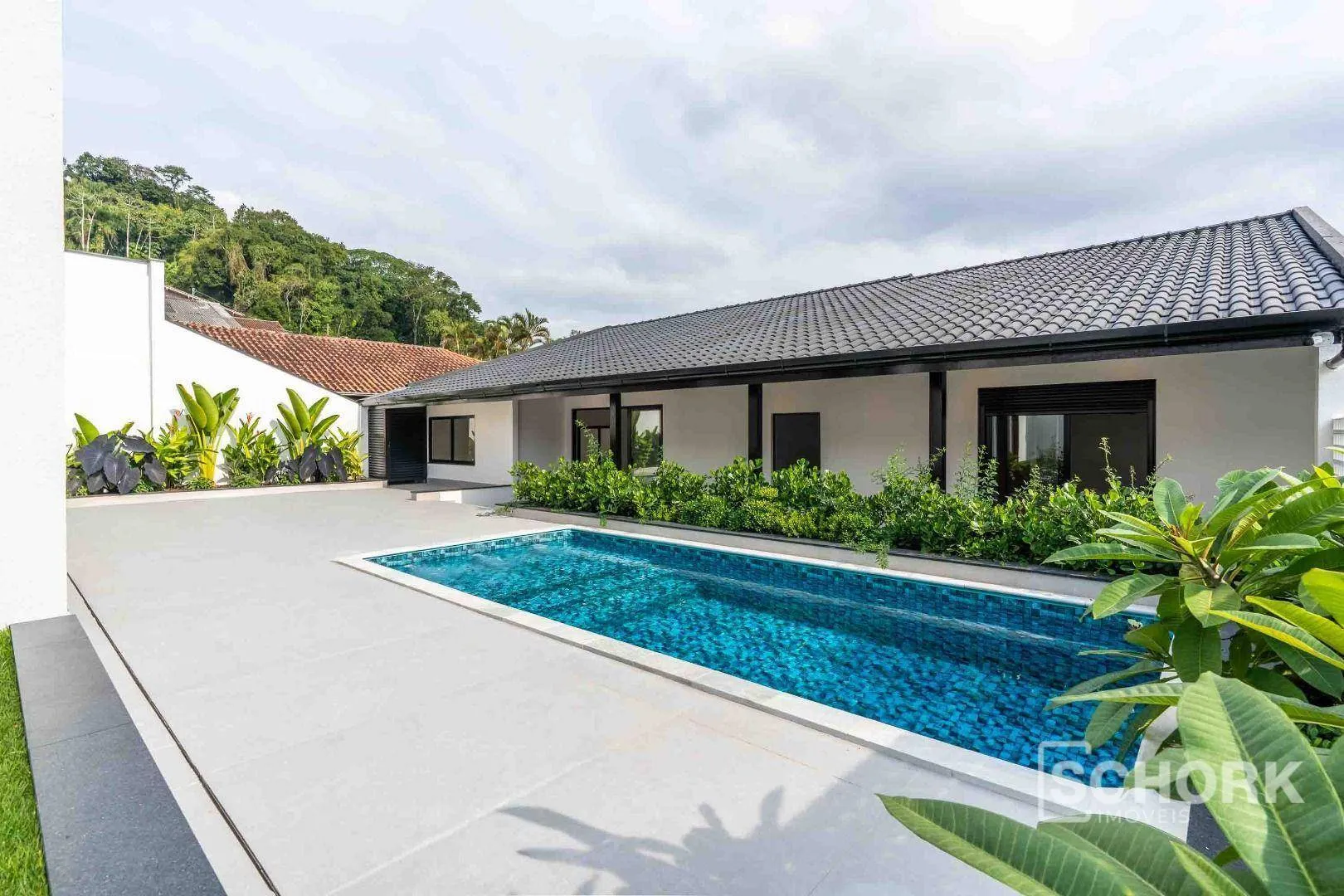 Casa à venda com 3 quartos e 3 suítes, 2 vagas, 488m² na região do bairro Água Verde, próximo à Rua General Osório, Blumenau — foto 2