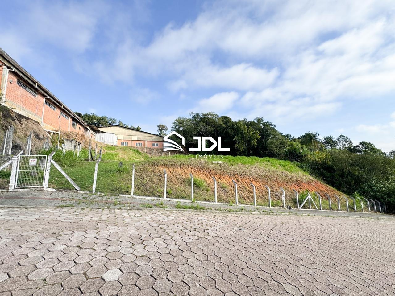 Terreno à venda, 2128m² na região do bairro Salto Weissbach, próximo à Rua Bahia, Blumenau