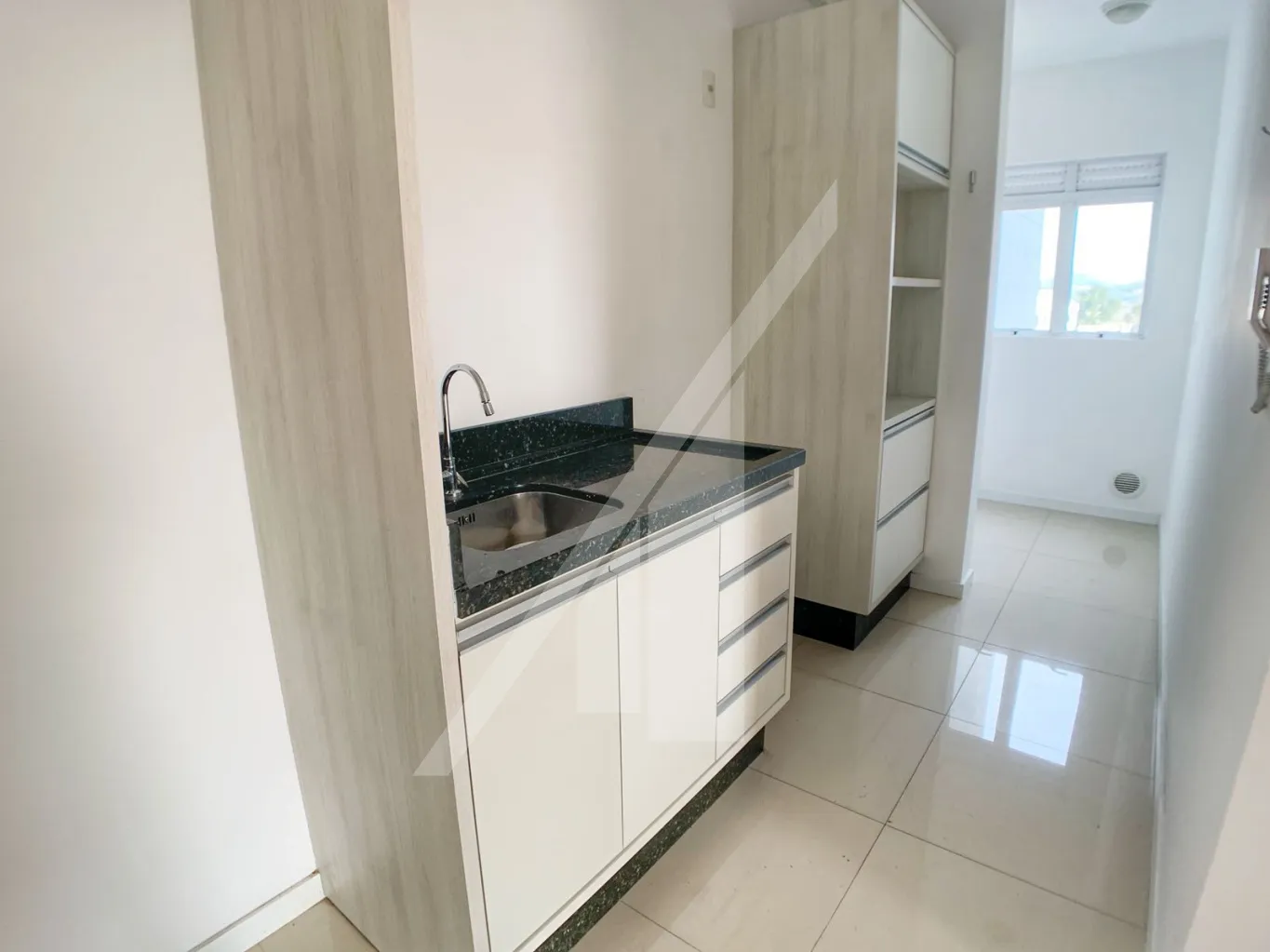 Apartamento localizado no bairro Itoupava Norte, com 02 dormitórios sendo 01 suíte, sala de estar e jantar, sacada com churrasqueira, cozinha e área de serviço.Móveis sob medida na cozinha e banheiros.Possui 2 vagas de garagem tipo gaveta. - foto 1