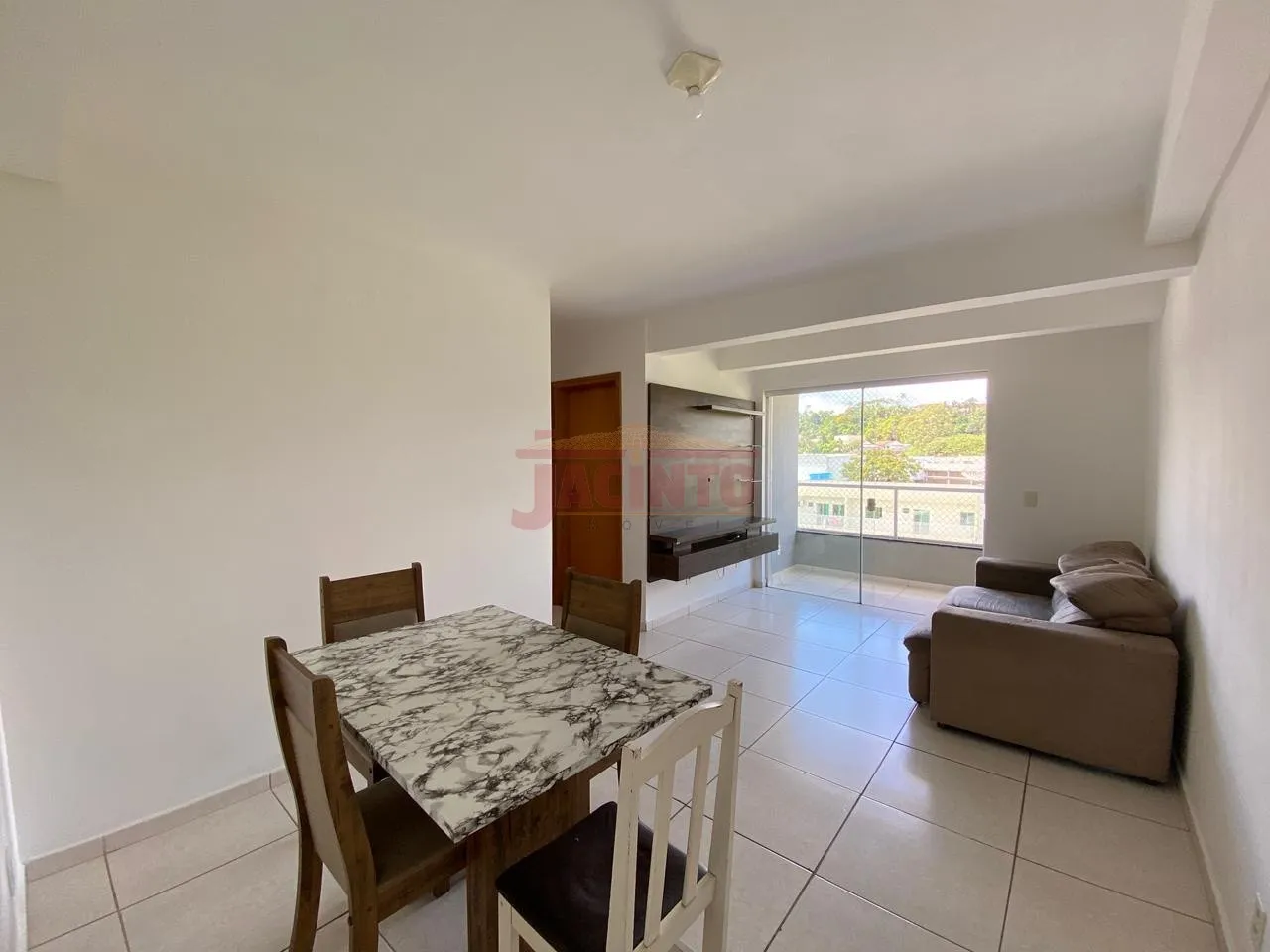 Apartamento com 2 dormitórios, sacada com churrasqueira no bairro Fortaleza. — foto 2