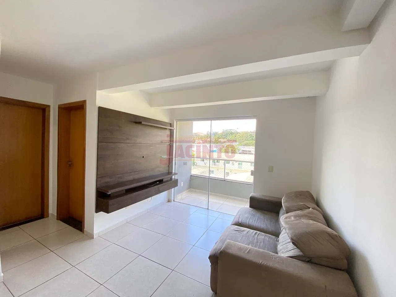 Apartamento com 2 dormitórios, sacada com churrasqueira no bairro Fortaleza. — foto 3