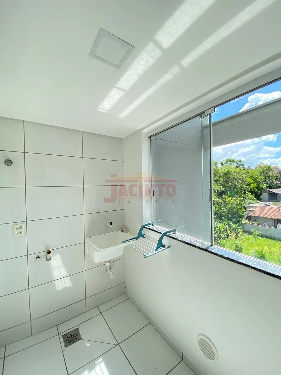 Apartamento com 2 dormitórios, sacada com churrasqueira no bairro Fortaleza. — foto 5