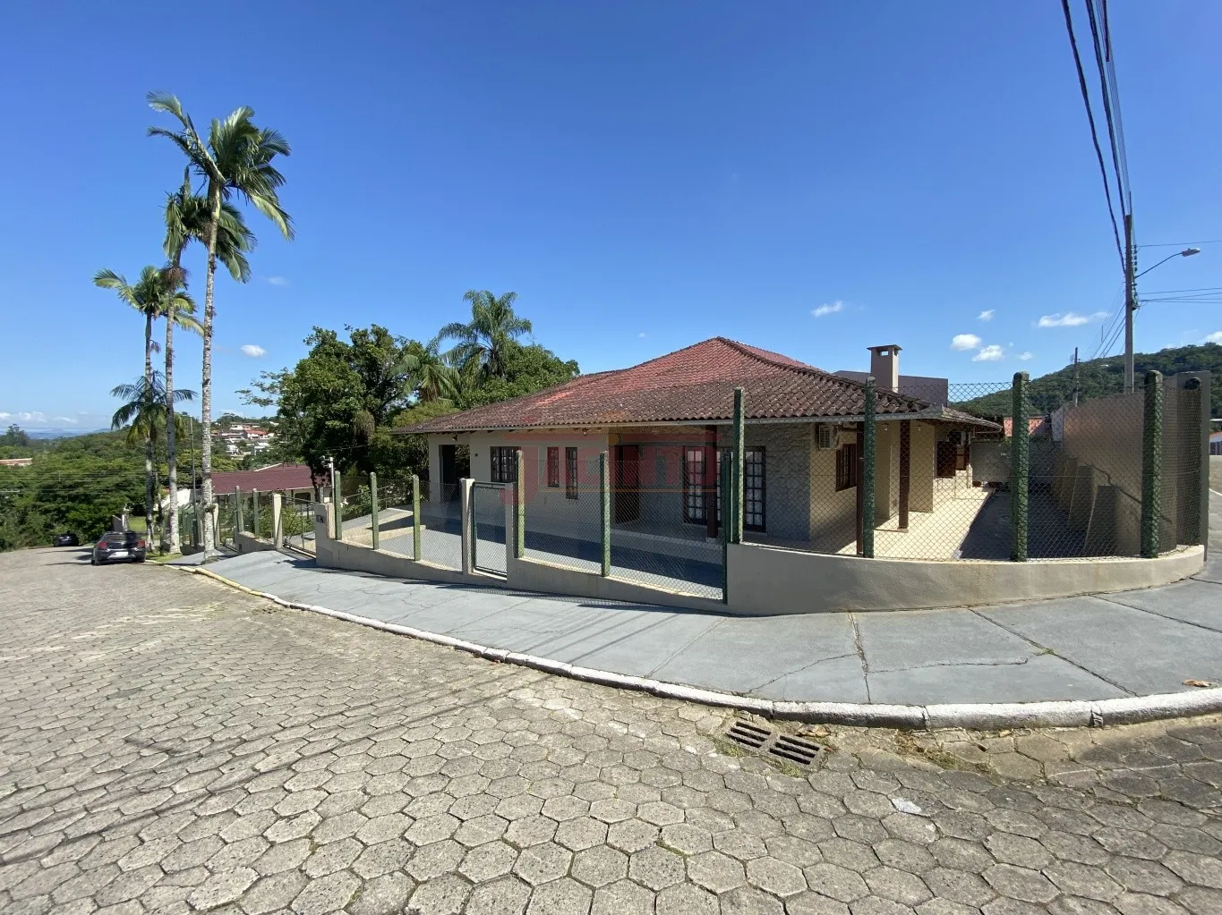 PROCURANDO ESPAÇO E CONFORTO?São 540 m de área construída em um terreno com 1.773,26 m. Esta maravilha possui 5 quartos, sendo 3 suítes e o quarto principal suíte master, 3 salas, 10 vagas de garagem, piscina, área de festas, escritório, canil. — foto 2