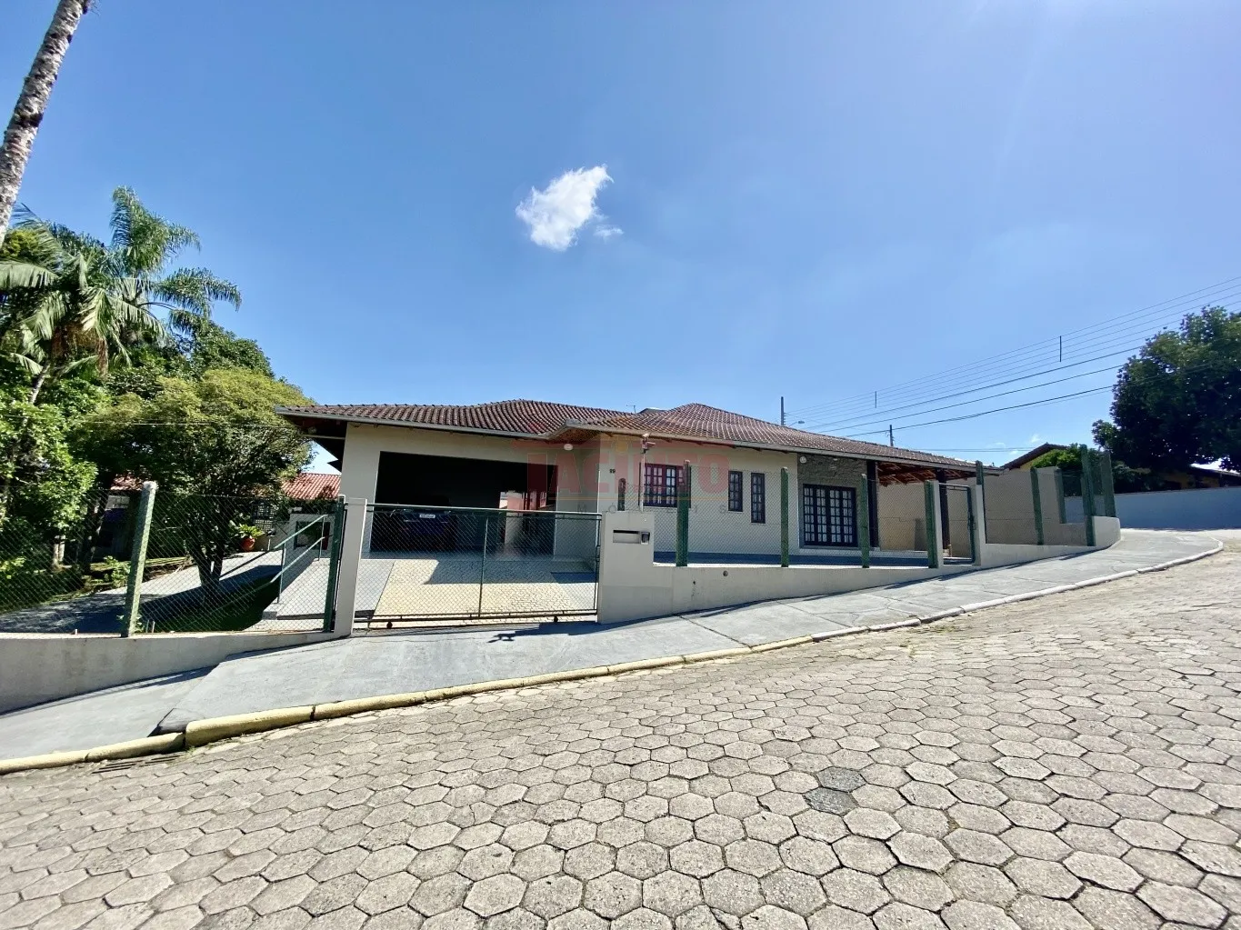 PROCURANDO ESPAÇO E CONFORTO?São 540 m de área construída em um terreno com 1.773,26 m. Esta maravilha possui 5 quartos, sendo 3 suítes e o quarto principal suíte master, 3 salas, 10 vagas de garagem, piscina, área de festas, escritório, canil. — foto 3