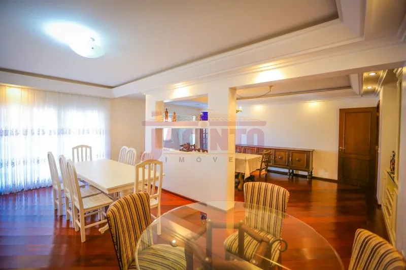 PROCURANDO ESPAÇO E CONFORTO?São 540 m de área construída em um terreno com 1.773,26 m. Esta maravilha possui 5 quartos, sendo 3 suítes e o quarto principal suíte master, 3 salas, 10 vagas de garagem, piscina, área de festas, escritório, canil. — foto 5
