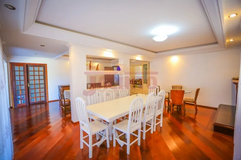 PROCURANDO ESPAÇO E CONFORTO?São 540 m de área construída em um terreno com 1.773,26 m. Esta maravilha possui 5 quartos, sendo 3 suítes e o quarto principal suíte master, 3 salas, 10 vagas de garagem, piscina, área de festas, escritório, canil. — foto 6