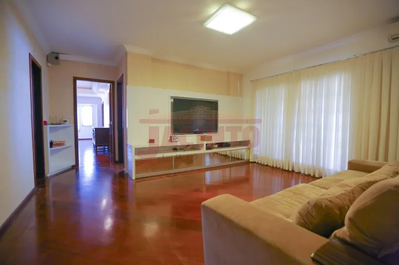 PROCURANDO ESPAÇO E CONFORTO?São 540 m de área construída em um terreno com 1.773,26 m. Esta maravilha possui 5 quartos, sendo 3 suítes e o quarto principal suíte master, 3 salas, 10 vagas de garagem, piscina, área de festas, escritório, canil. — foto 7
