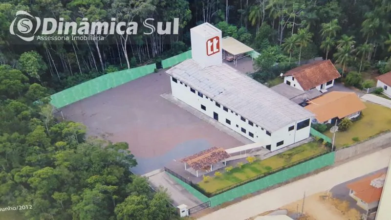 Imóvel Comercial em Indaial com 16 quartos, cozinha, refeitório e lavanderia. Amplo estacionamento e espaço para construção - foto 1