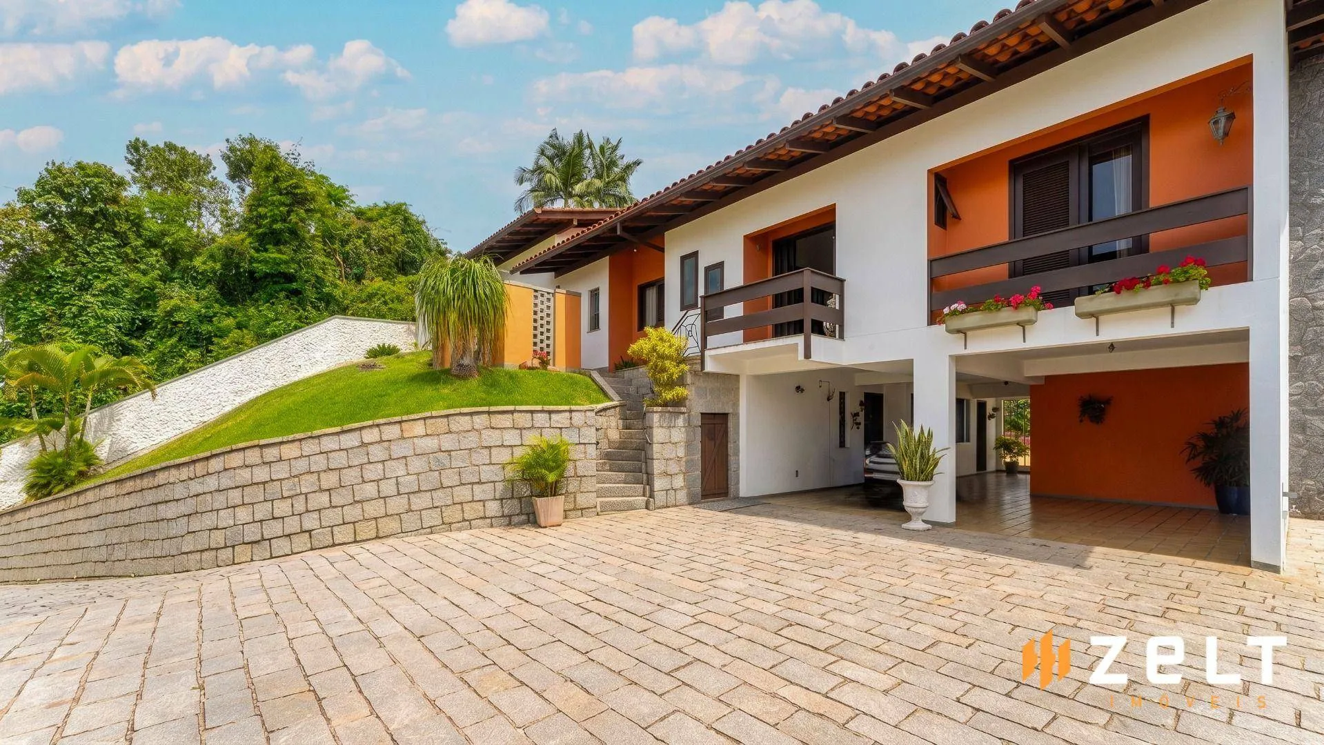 Casa à venda com 3 quartos e 2 suítes, 5 vagas, 1060m² no Centro, Blumenau - foto 1