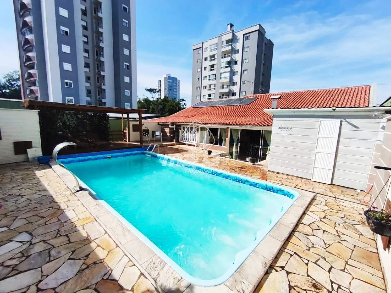 Casa com Piscina à venda — foto 2