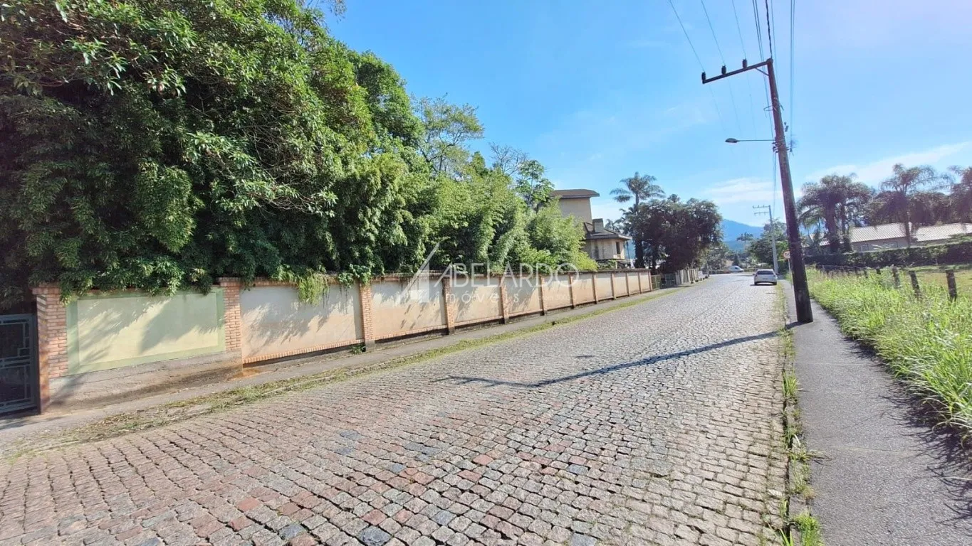 ABELARDO IMÓVEIS - Esta maravilhosa residência de alto padrão em as margens de um riacho e cercada por verde — foto 5