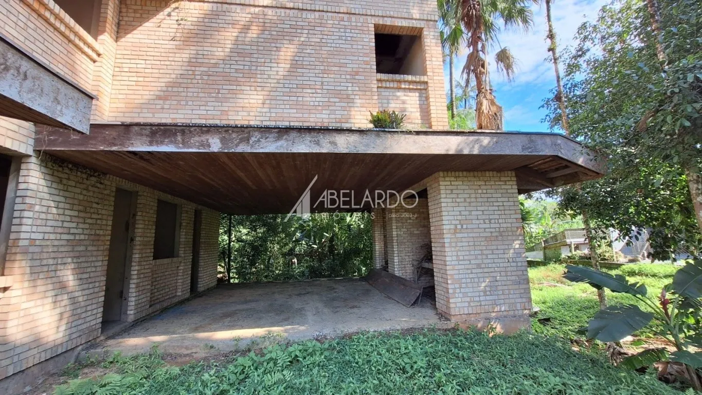ABELARDO IMÓVEIS - Esta maravilhosa residência de alto padrão em as margens de um riacho e cercada por verde — foto 7